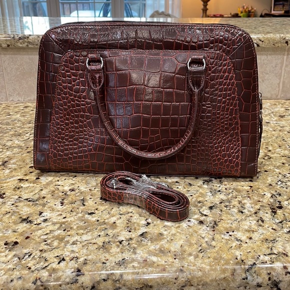Beautiful Croc embossed genuine leather purse.  OS - Picture 2 of 11
